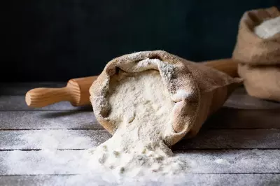 Hindari tepung yang berbau apak